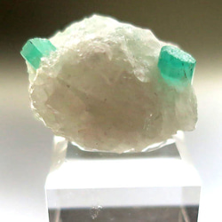 【送料無料】パキスタン産エメラルド原石 Emerald gemstone 1枚目の画像