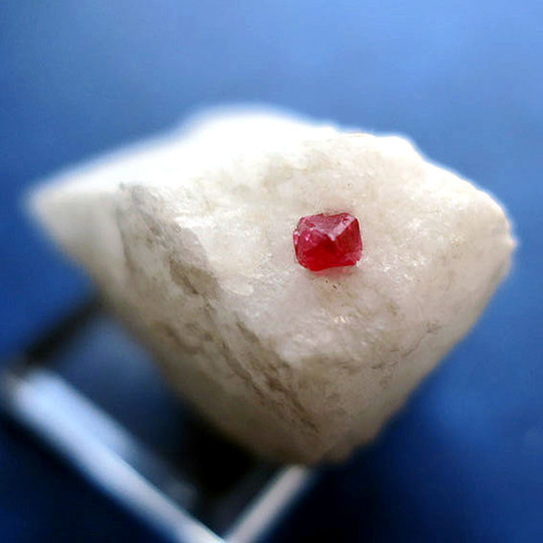 レッドスピネル結晶 原石・鉱物 母岩付き モゴック産 天然石