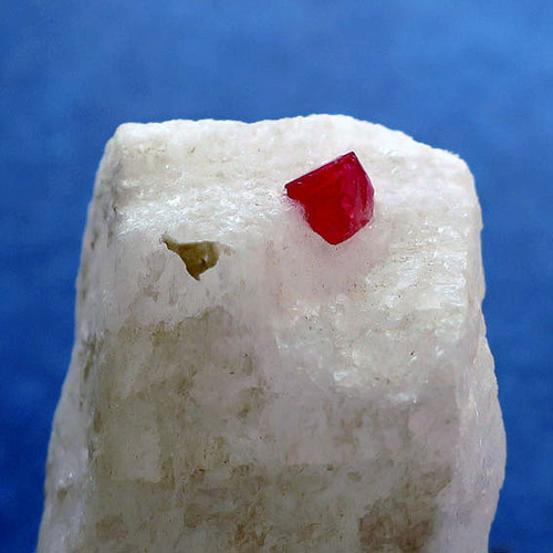 レッドスピネル結晶 原石・鉱物 母岩付き モゴック産 天然石