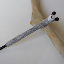 草木染め羊毛のペンカバーL（ひつじ） 1枚目の画像