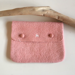 草木染め羊毛 フェルト タブレットケース（ピンク） 1枚目の画像
