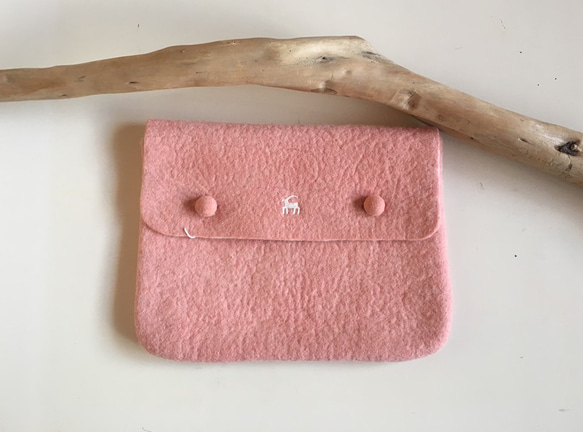 草木染め羊毛 フェルト タブレットケース（ピンク） 1枚目の画像