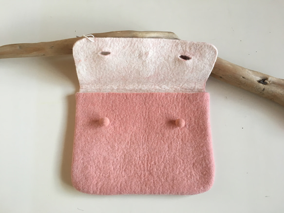 草木染め羊毛 フェルト タブレットケース（ピンク） 2枚目の画像