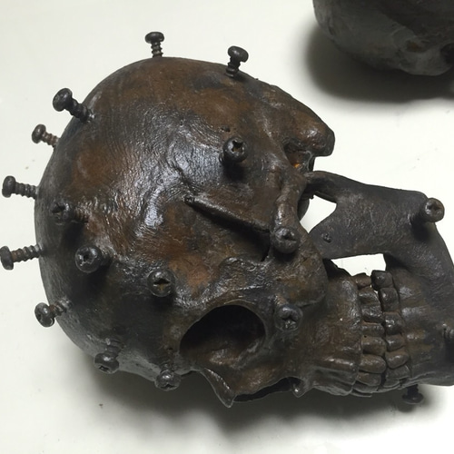 髑髏＋ボルト 錆びた表現の金属質感。成年男子の実寸模型。どくろ