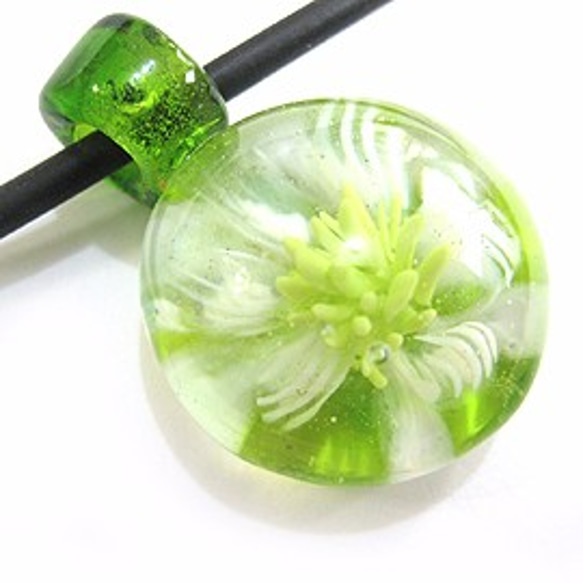 緑がかった白い花 - ストロングシリーズガラス 2枚目の画像