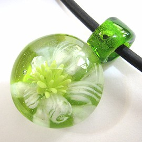 緑がかった白い花 - ストロングシリーズガラス 3枚目の画像