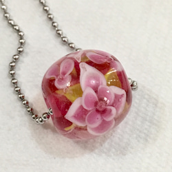 贅沢なピンクの花のガラスビーズネックレス 1枚目の画像