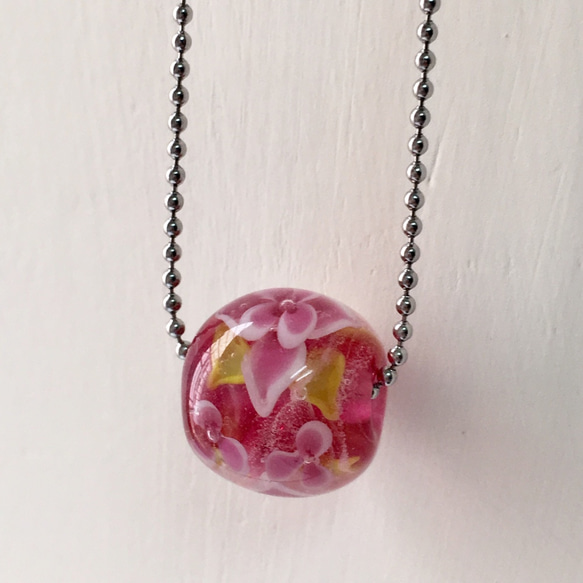 贅沢なピンクの花のガラスビーズネックレス 5枚目の画像