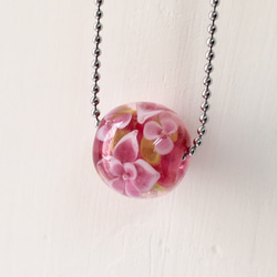 贅沢なピンクの花のガラスビーズネックレス 6枚目の画像