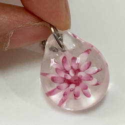 ピンクの水のアネモネ花ガラスのネックレス 2枚目の画像