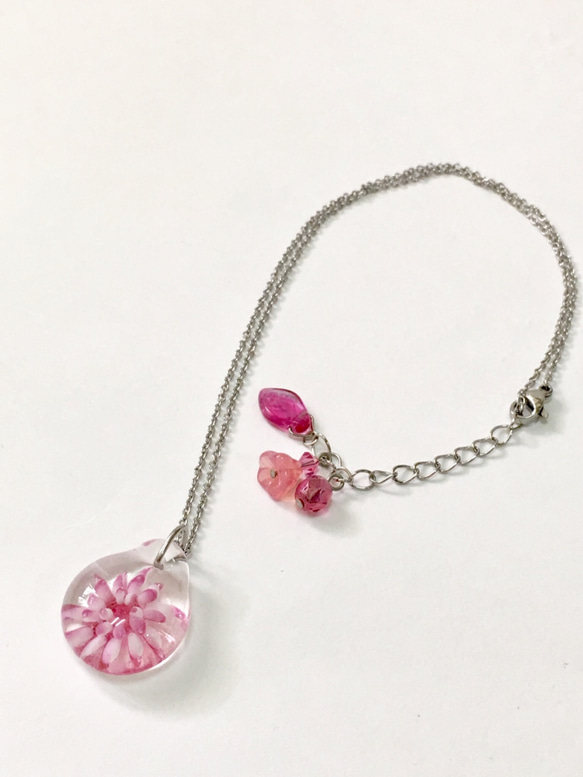 ピンクの水のアネモネ花ガラスのネックレス 3枚目の画像