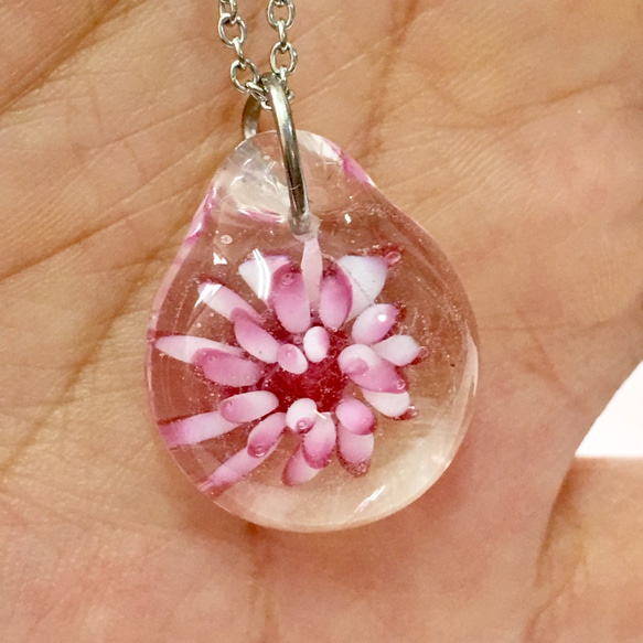 ピンクの水のアネモネ花ガラスのネックレス 6枚目の画像