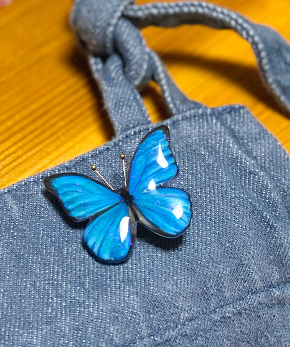 青い蝶々のブローチ 1枚目の画像