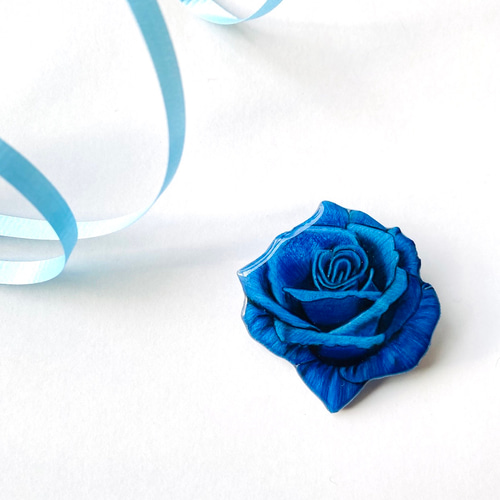 青いバラのブローチ