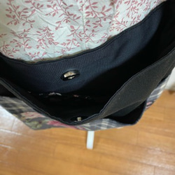 『セール』斜め掛けショルダーバッグ　外ポケット付き　黒系パッチワーク風 3枚目の画像