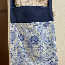 斜め掛けショルダーバッグ　外ポケット付き　青花柄 1枚目の画像