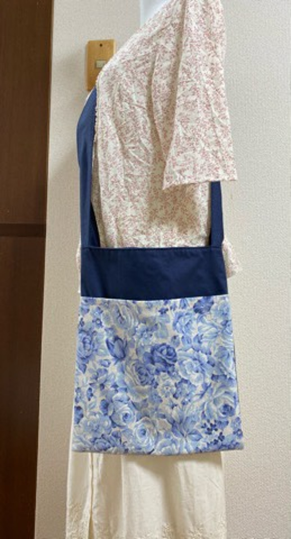 斜め掛けショルダーバッグ　外ポケット付き　青花柄 2枚目の画像