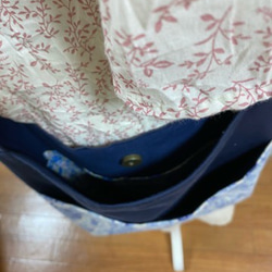 斜め掛けショルダーバッグ　外ポケット付き　青花柄 4枚目の画像