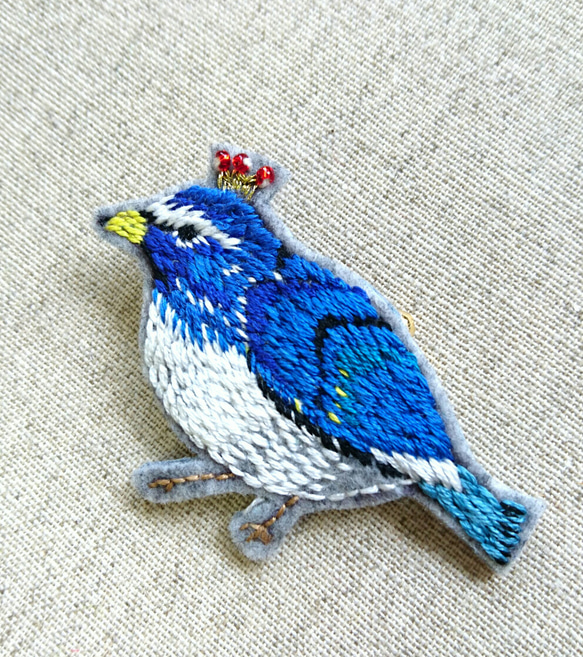小鳥の刺繍ブローチ 1枚目の画像