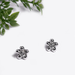 桜の花びらがふっくらと咲いたようなピアス/ Sakura silver  earrings 1枚目の画像