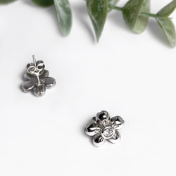 桜の花びらがふっくらと咲いたようなピアス/ Sakura silver  earrings 2枚目の画像