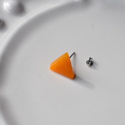 Triangle單耳耳環(杏桃橘orange） 第1張的照片