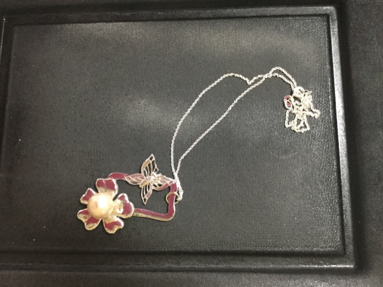 お花と蝶々のネックレス