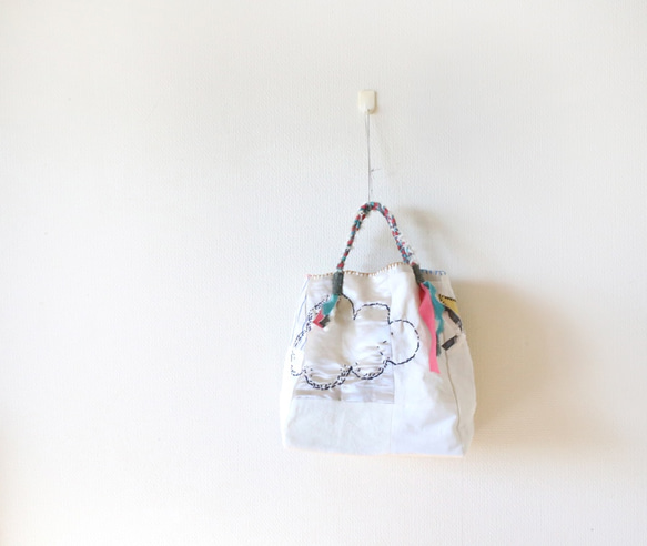 受注製作☆刺繍バッグ「ハナとネコとクモ」 2枚目の画像