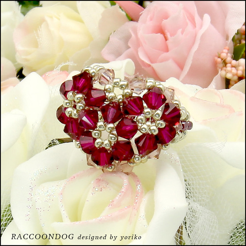 三輪のお花のハートリング【スワロフスキー〔ルビー〕大きな