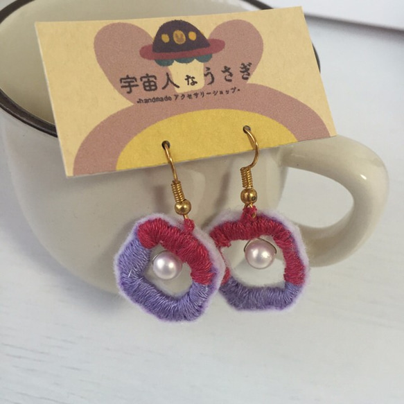 刺繍のゆらゆらピアス 2枚目の画像