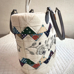 蔓薔薇刺繍とトライアングルピースのトートバッグ 5枚目の画像