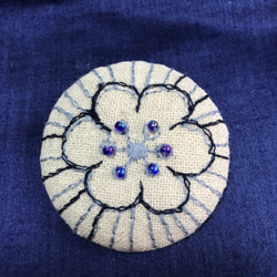 【B】ビーズ＆刺繍のリネンブローチ（小） 1枚目の画像