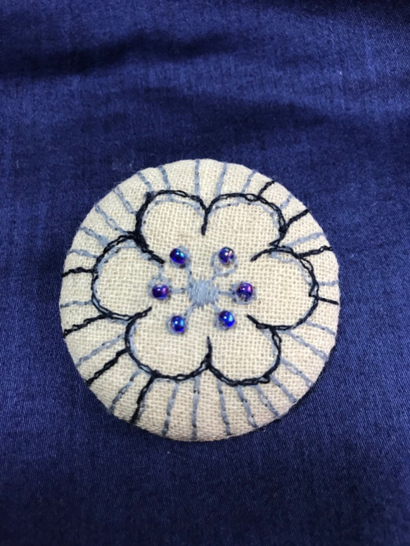 【B】ビーズ＆刺繍のリネンブローチ（小） 1枚目の画像