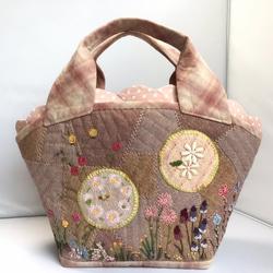野の花刺繍のトートバッグ 1枚目の画像