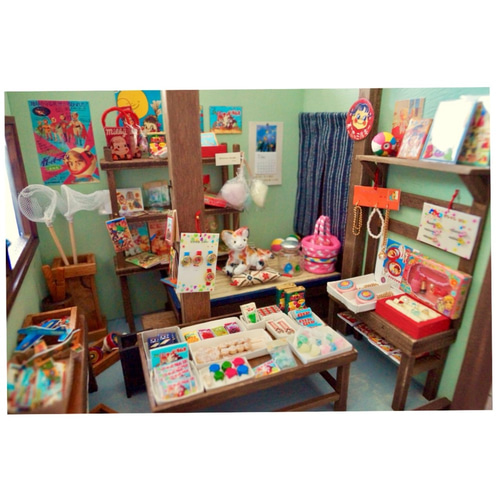 おまとめ2点　京都書院本駄菓子屋さんのおもちゃと赤ちゃん人形 ドールハウス 駄菓子屋 お月さん 二号店 立体・オブジェ 小川 佳