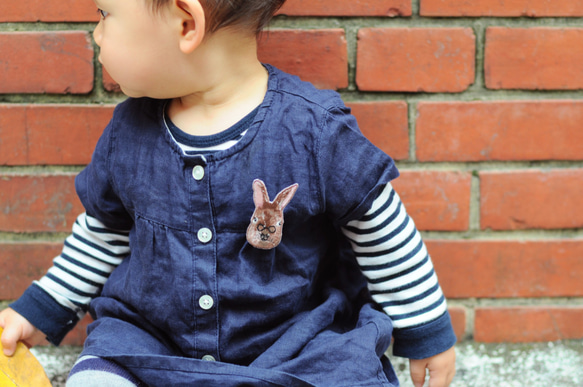 動物刺繍ピン/ブローチ - Forest Rabbit 1枚目の画像