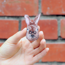 動物刺繍ピン/ブローチ - Forest Rabbit 2枚目の画像