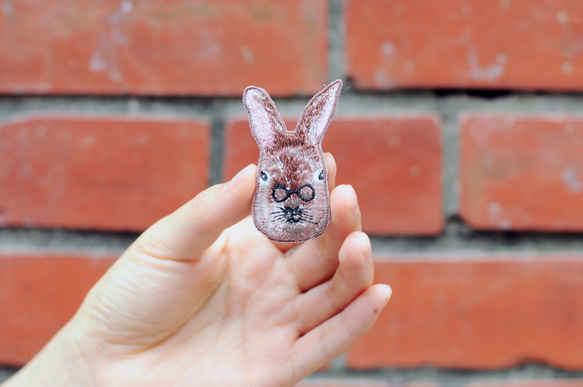 動物刺繍ピン/ブローチ - Forest Rabbit 2枚目の画像