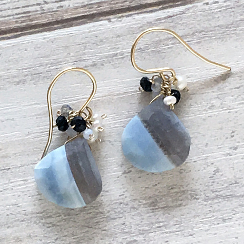 14kgfストライプブルーオパール・天然色ブルーカルセドニーピアス