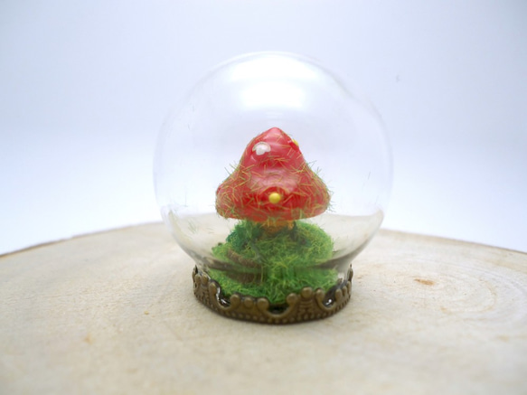 MNII○草堆裡的紅蘑菇○模型○玻璃球擺飾 第2張的照片