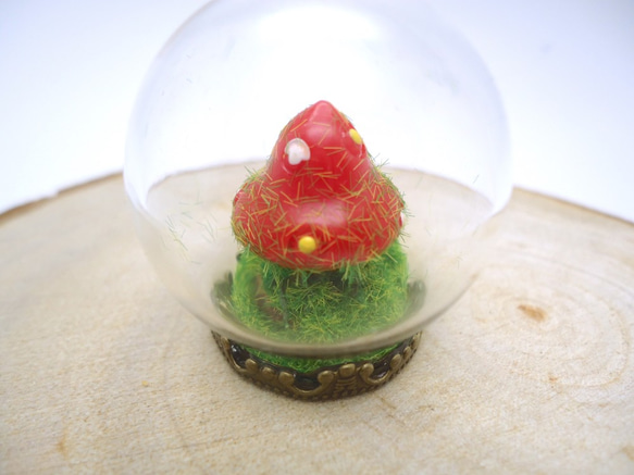 MNII○草堆裡的紅蘑菇○模型○玻璃球擺飾 第3張的照片
