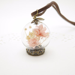新鮮なピンクの花ドライフラワーのMNII○○○ガラス玉のネックレス 3枚目の画像