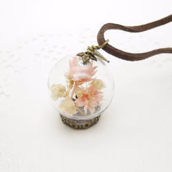 新鮮なピンクの花ドライフラワーのMNII○○○ガラス玉のネックレス 4枚目の画像