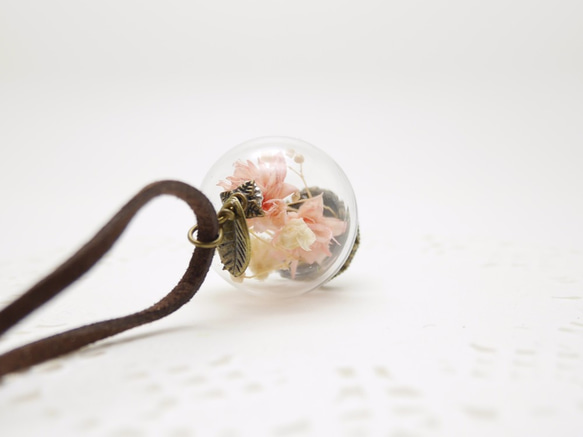 新鮮なピンクの花ドライフラワーのMNII○○○ガラス玉のネックレス 5枚目の画像