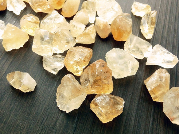 【4個】琥珀糖みたいな檸檬色の穴あき天然石シトリン(小) ラフロック原石 イエロー 黄水晶 11月の誕生石M-S33S 1枚目の画像