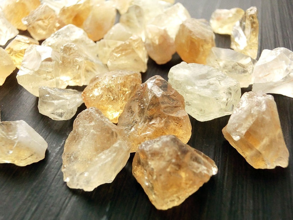 【4個】琥珀糖みたいな檸檬色の穴あき天然石シトリン(小) ラフロック原石 イエロー 黄水晶 11月の誕生石M-S33S 9枚目の画像