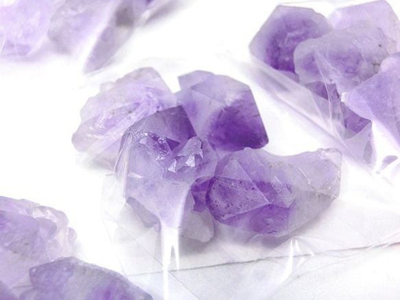【4個】琥珀糖みたいな藤紫色の穴あき天然石アメジスト(小) ラフロック パープル紫水晶 ラベンダー 原石 M-S33 7枚目の画像