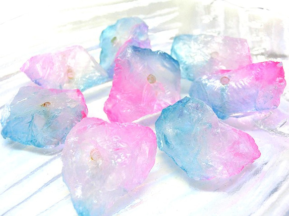 【4個】琥珀糖みたいなパステルカラーの穴あき天然石クリスタル中小 ラフロック ブルー ピンク 原石 水晶M-S33PS 1枚目の画像