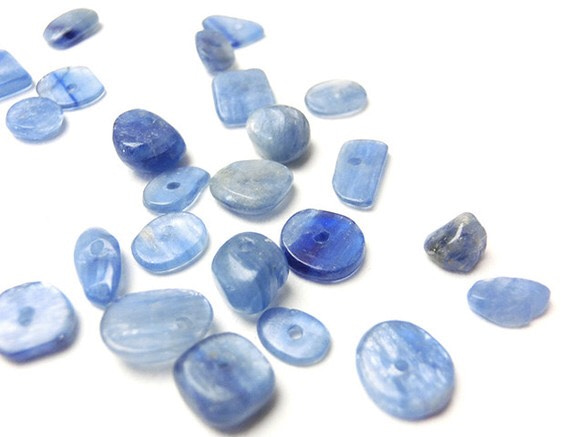 深海の藍晶石☆天然石カイヤナイト穴あきさざれビーズ☆ハンドメイドアクセサリーM-S26 3枚目の画像
