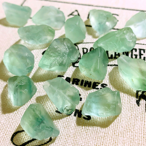 4個】シーグラスみたいなミントグリーンの穴あき天然石フローライト(中